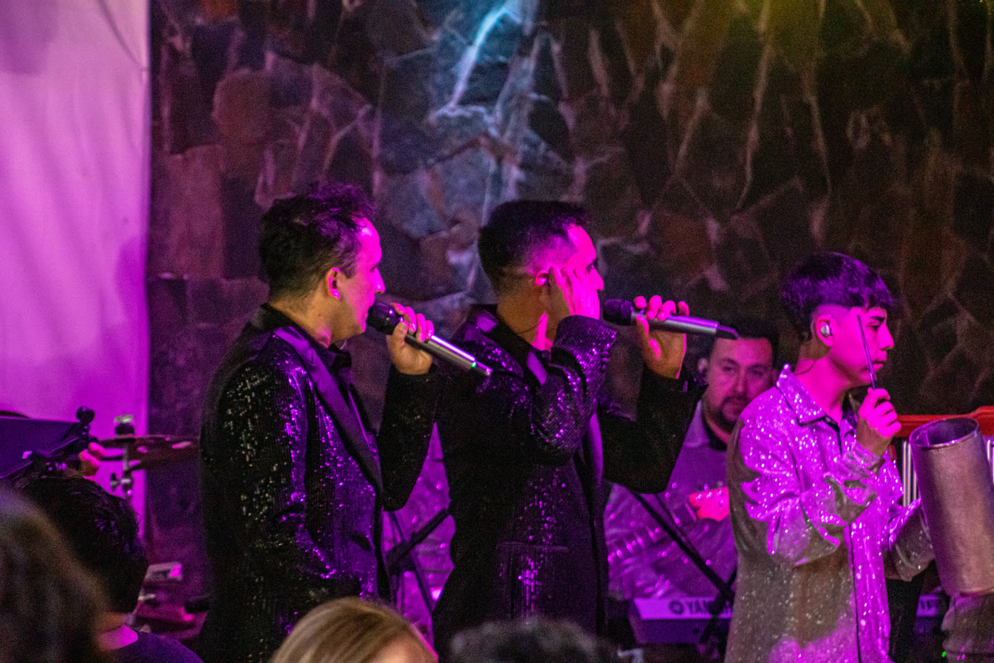 Vocalistas de Sonora Invasión en el escenario