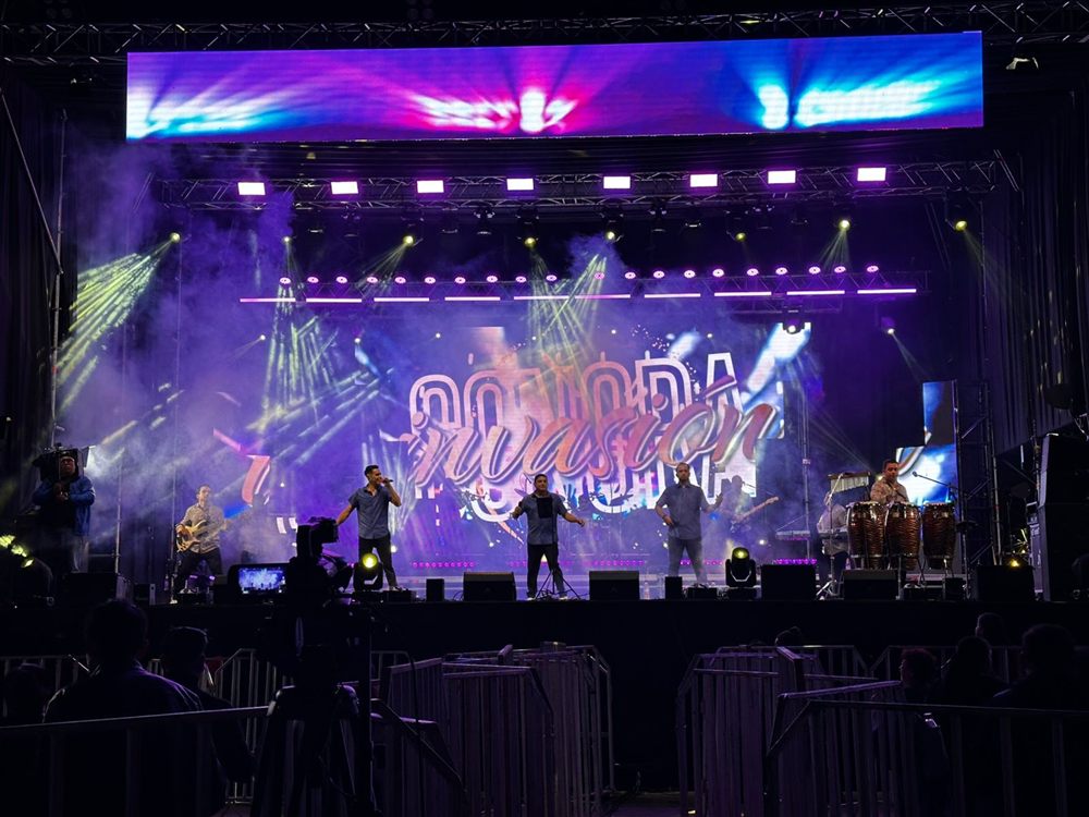 Sonora Invasión en vivo sobre el escenario