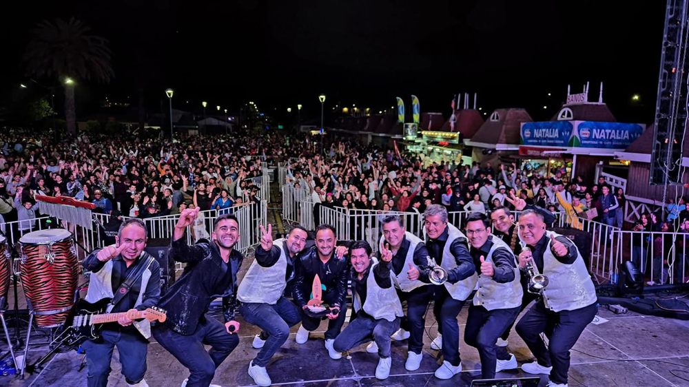 Sonora Invasión con el público en un show masivo